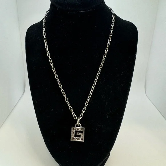 Gucci G Cube Pendant Necklace - Picture 2 of 10